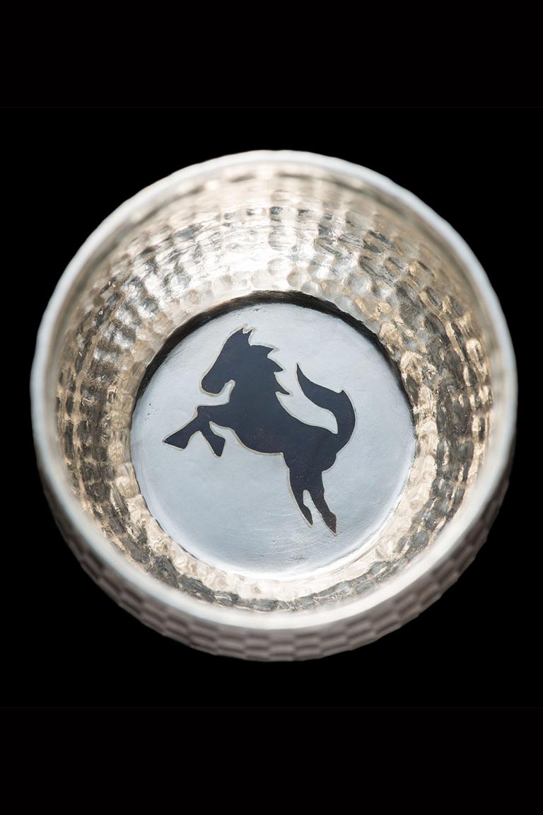 南鐐赤銅切嵌象嵌打出市松文様ぐい吞み「駿馬」