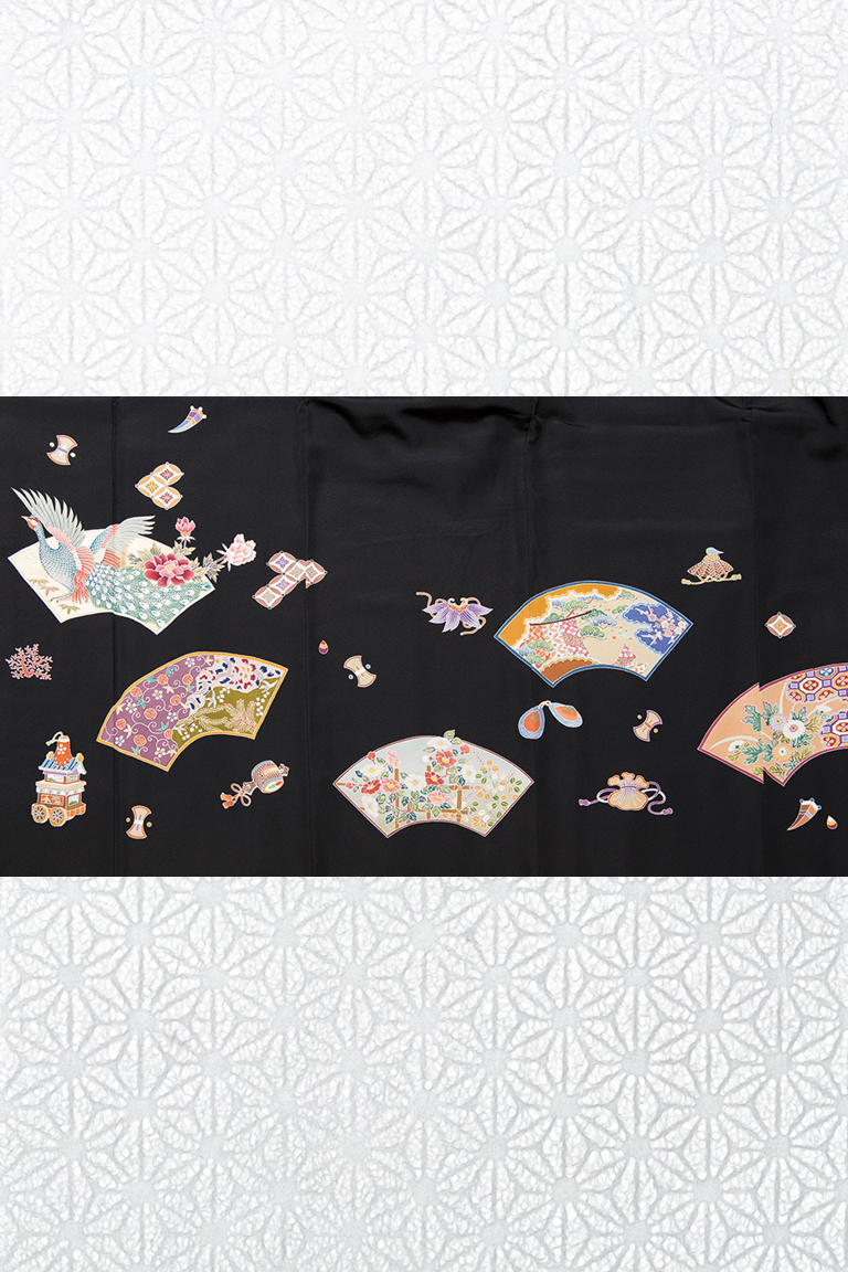 黒留袖（地紙に郷土玩具あしらい模様）
Kurotomesode (formal black kimono) with a scattered toy pattern
