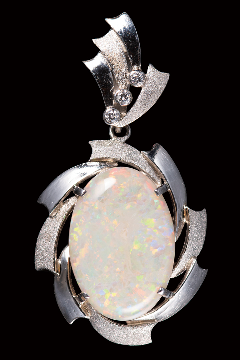 オパールペンダント（オパール、ダイヤ、Pt）
Opal pendant (opal, diamond and platimun)