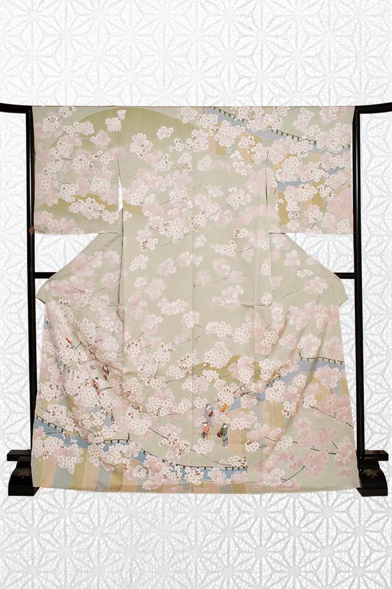 訪問着（桜に輪舞）
Homongi (semi-formal kimono) with a design of dancers and cherry blossoms